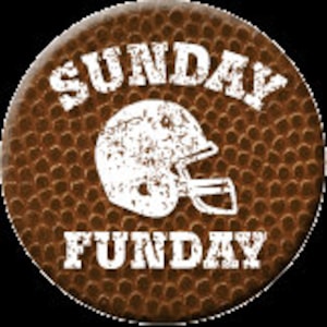 Puede incluir: Un botón marrón y blanco con un patrón de fútbol y el texto "SUNDAY FUNDAY" en blanco. Un casco de fútbol blanco está en el centro del botón.
