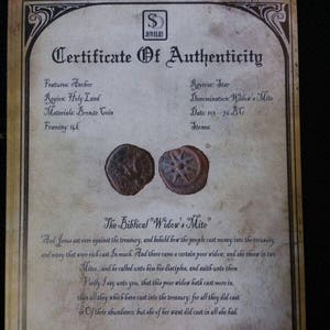 Op de afbeelding: Een certificaat van echtheid voor een bronzen muntreplica van de "Weduwe's Mite" uit het Heilige Land. Het certificaat toont een anker en een ster en bevat een passage uit de Bijbel over de Weduwe's Mite. De munt is ingelijst in 14 karaat goud.