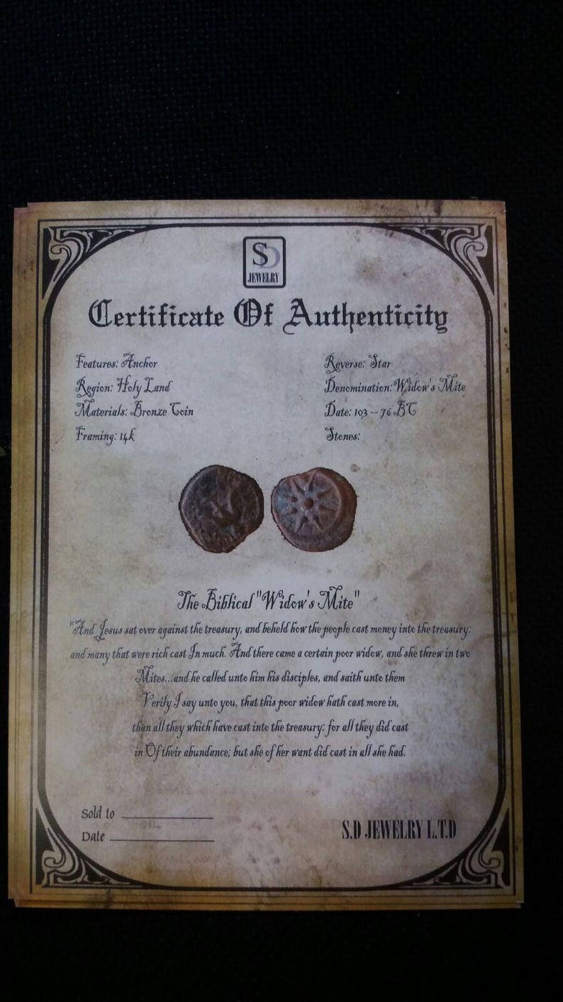 Op de afbeelding: Een certificaat van echtheid voor een bronzen muntreplica van de "Weduwe's Mite" uit het Heilige Land. Het certificaat toont een anker en een ster en bevat een passage uit de Bijbel over de Weduwe's Mite. De munt is ingelijst in 14 karaat goud.
