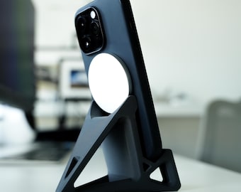 Minimalist MagSafe iPhone Stand – Modern Desk Dock for Charging & Display