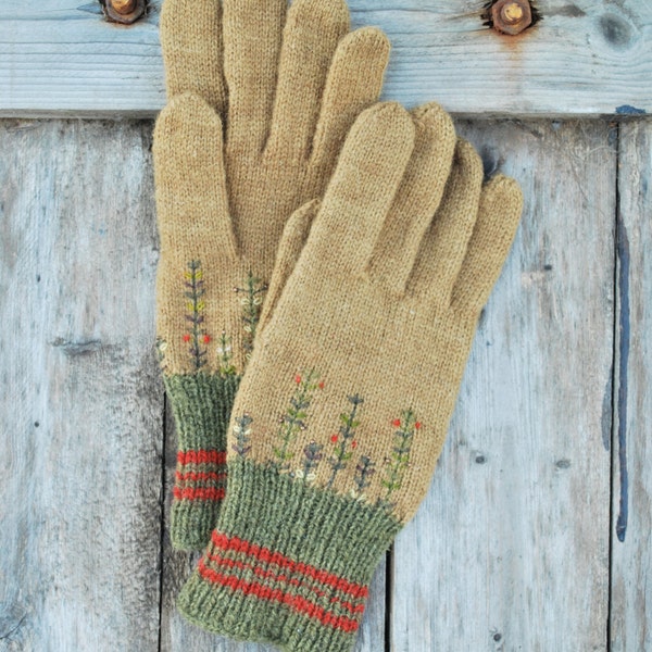 Ethnic gloves. Estonian folklore inspired woolen gloves with floral embroidery. Beige and olive green gloves.