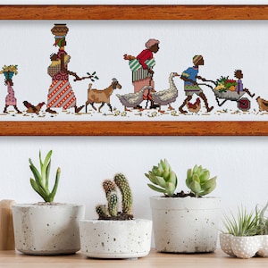 以下が含まれることがあります： カラフルな服を着た人々が動物と手押し車と一緒に歩いているクロスステッチ刺繍。人々は様々なものを持ち、動物にはヤギ、ガチョウ、鶏が含まれています。