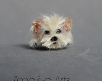 Nadelgefilzte Miniatur liegender Hund 1:12 - Wolle Tierskulptur - Sammlerstück Künstler Tiere - Havaneser Malteser