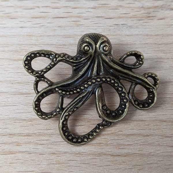 Petite broche pieuvre 1 3/4" (43 mm), finition bronze antique, steampunk, Jules Verne, 20 000 lieues sous les mers, pirate, épingle de sac à dos