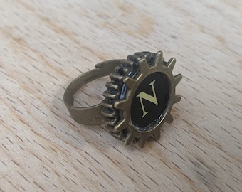 Pierścień inicjałowy z kluczem do maszyny do pisania w stylu vintage: brązowa litera N, biżuteria steampunk