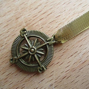 Brązowa ozdoba w kształcie róży wiatrów: prezent marynistyczny, dekoracja żeglarska