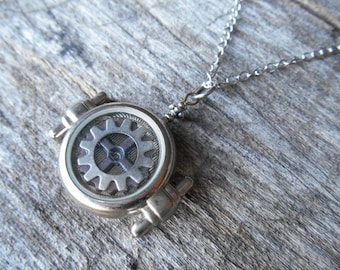 Collar reversible estilo Steampunk con engranajes: piezas de reloj recicladas, tono plateado, cadena de 68,5 cm.