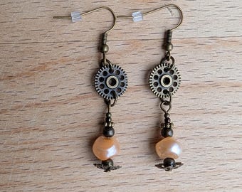 Pendientes colgantes de bronce y perlas rosas con engranajes de metal bronce.