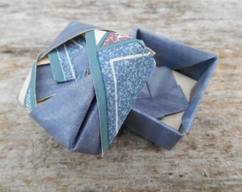 Caja de regalo de origami hecha a mano: diseño de papel tapiz azul (1,5"/4 cm)
