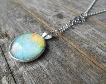 Collar con globo terráqueo reversible: colgante Steampunk en tono plateado, cadena de 68,5 cm (27").