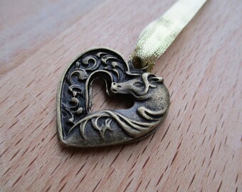 Bronze Horse Head Heart Ornament: Equestrian Gift, Package Decoration