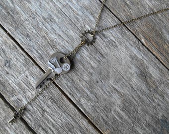Naszyjnik z kluczem steampunkowym: stal, koła zębate vintage, łańcuszek z brązu (25 cali)