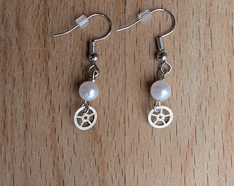 Pendientes colgantes de plata y perlas con engranajes de reloj vintage.