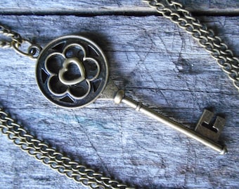 Collar antiguo de bronce con forma de flor y llave: Corazón y engranaje, símbolo de amor steampunk