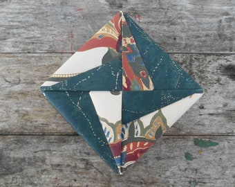 Handmade Floral Origami Gift Box: Dark Green & Cream (3.5" / 9 cm)