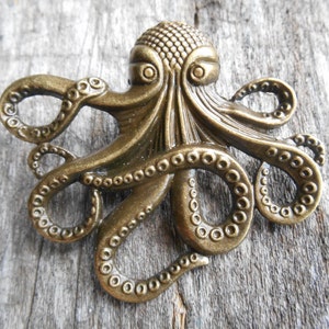 Spilla grande a forma di polpo in stile steampunk, 58 mm, Jules Verne, 20.000 leghe sotto i mari, finitura bronzo antico