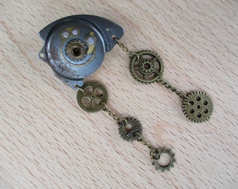 Broszka z mechanizmem zegarowym w stylu steampunk: odnowiony vintage'owy zegar i koło zębate