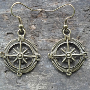 Boucles d’oreilles Compass Rose en bronze antique, 1 1/8 « Long Steampunk, Kitsch, Pirate, Nautique, Navigation, Marine, Garde côtière