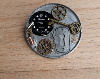 Broche Steampunk con engranajes: Piezas de reloj, llave y cristales reciclados.