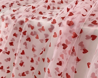 Roze tule stof met rode hartjes, tule met hartjes voor jurk, kostuum, glinsterende tule voor jurk, feestdecoratie, bruiloftsdecoratie