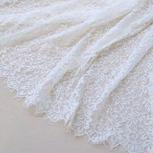 cremefarbener Chantilly-Spitzenstoff, Chantilly-Spitzenstoff für Hochzeiten, Retro-Hochzeitsspitze mit Bogenkante, Eye-Lash-Spitzenstoff