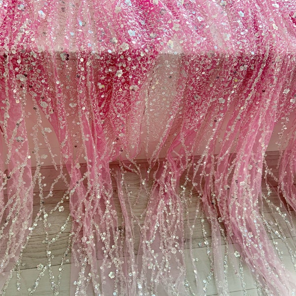 Tissu dentelle de tulle perle Pink Sparkle pour robe de mariée, Tissu perle de teinture Dip avec couleurs dégradées avec vignes florales pour robe de mariée