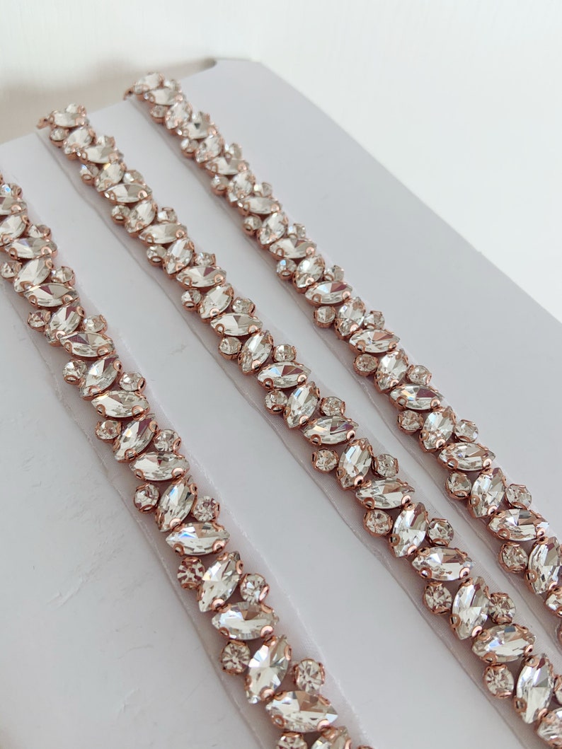 Puede incluir: Tres hebras de cadena de oro rosa con adornos de cristal transparente. La cadena est&aacute; hecha de peque&ntilde;os cristales de forma ovalada.