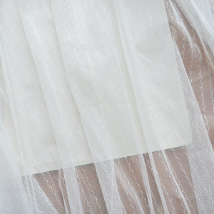 Elegancka miękka tkanina tiulowa z paskami w jodełkę
