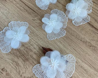 Aplique de flores de encaje blanco con lentejuelas, parche floral de cuentas 3D, flores hechas a mano para suministros de confección.