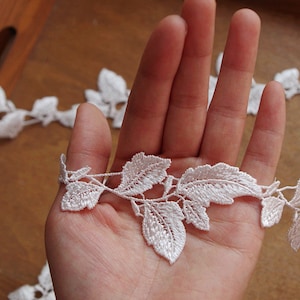 bordure en dentelle avec des feuilles image 1