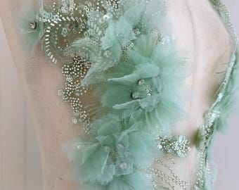 Aplicación verde salvia claro con pétalos para vestido. Alteraciones de sombrerería para traje de baile, aplicación floral 3D.