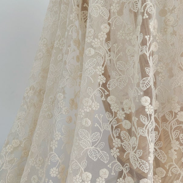 Tissu de dentelle de tulle brodé ivoire avec des fleurs élégantes, tissu de dentelle en maille beige, nappe de mariage de style rétro