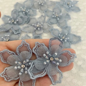 淡いブルーの3D花柄モチーフアップリケ5個、ラインストーン付きビーズオーガンザレースアップリケ