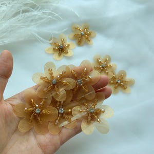5 st guldgula 3D-blomapplikationer, tunga pärlblommor med kristallpärlor