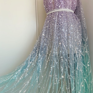 Aqua lila farbener Perlenstoff mit Farbverlauf Tüllspitze, Perlenstoff mit Blumenranken für Ballkleider
