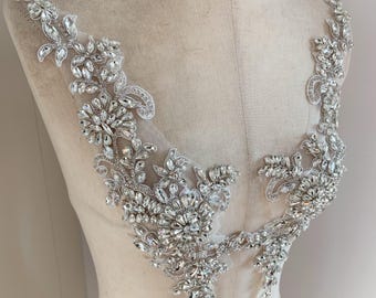 Par de apliques de diamantes de imitación plateados: parche floral de cristal con cuentas hechas a mano para corpiño, vestido de novia o traje de baile.