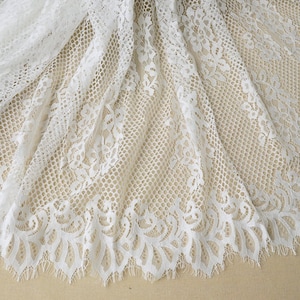 off white Chantilly Spitzenstoff, Braut Chantilly Spitze, Retro Braut Spitzenstoff mit gewellten Borten, Spitzenstoff Bulk stock