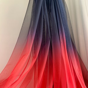 Tulestof in dip-dyestijl, zwartrode tule met ombrékleur