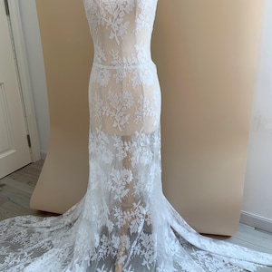 White Chantilly lace fabric with big flowers for wedding dress, bridal dress and veil
