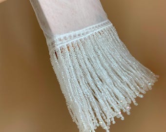 Ribete de flecos de cuentas blancas para confección de vestidos, disfraces de baile y decoración de fiestas. Flecos de borlas de cuentas de 15 cm.