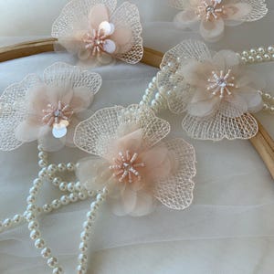 5 st persikofärgade spetsblomapplikationer med paljetter, 3D-blommönster med pärlor, handgjorda blommor för tillbehör
