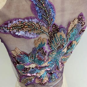 Violett lila pärlbroderi med stora blommor, lapp med tunga pärlblommor för klänning, tillbehör