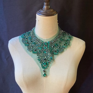 Smaragdgrün deluxe Halskette mit Strassstein Applikation, Strasssteinkragen für Couture, Kleid, Kostüm
