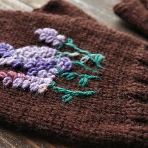 Mitaines tricotées sans doigts avec de la lavande, gants en laine tricotés faits à la main, chauffe-poignets bruns, chauffe-mains en laine pour femmes, brodés, cadeau pour elle image 6
