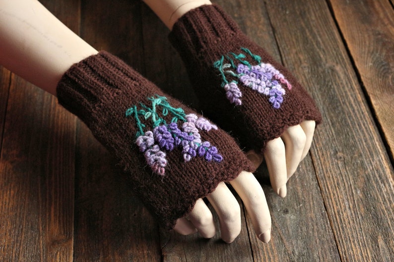 Mitaines tricotées sans doigts avec de la lavande, gants en laine tricotés faits à la main, chauffe-poignets bruns, chauffe-mains en laine pour femmes, brodés, cadeau pour elle image 1