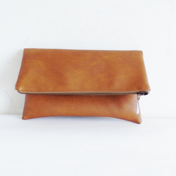 Pochette in pelle vegana, pochette in pelle, pochette marrone cognac, pochette con cerniera, pochette pieghevole, pochette marrone toffee, pochette marrone miele