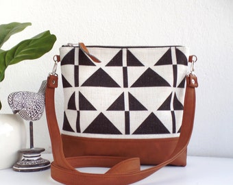 Umhängetasche mit geometrischem Druck, Geometrie-Handtasche, Vegane Ledertasche, Gewebte Baumwolltasche, Verstellbarer veganer Lederriemen, Umhängetasche