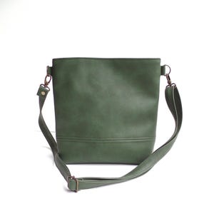 Green Vegan Leather Bucket Bag: Crossbody Purse with Geometric Lining