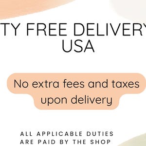 Peut inclure: Fond blanc avec le texte "DUTY FREE DELIVERY TO USA". En dessous, une forme p&ecirc;che contient le texte : "No extra fees and taxes upon delivery". En bas, le texte indique : "ALL APPLICABLE DUTIES ARE PAID BY THE SHOP."