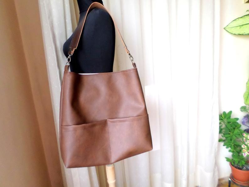 Vegan leather hobo bag with real leather handle Cognac bag Casual shoulder bucket bag Leather tote bag Honey brown bag Toffee brown bag